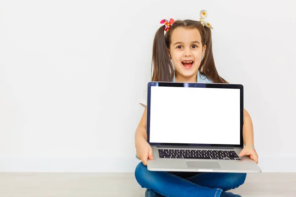 Menina Bonito Está Sentado Chão Com Seu Laptop Vestindo Óculos — Fotografia de Stock