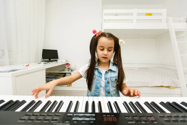 Cute Little Girl Learning Play Synthesizer — Stock Photo, Image