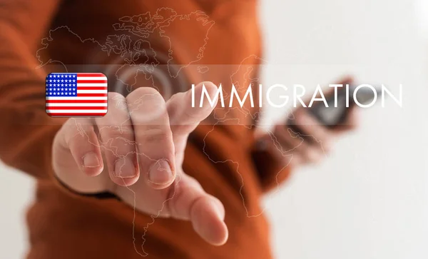 Muž Ukazující Slovo Immigration Mapu Světa Tmavomodrém Pozadí Detailní Záběr — Stock fotografie