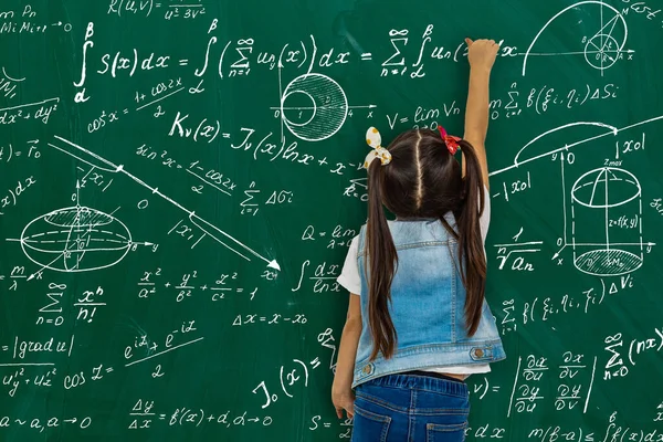 数式で大きなボードに対する女の子 バックビュー — ストック写真