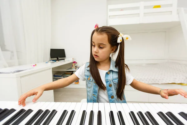 Nettes Kleines Mädchen Spielt Auf Klavier Synthesizer Ausbildung Bildung Schule — Stockfoto