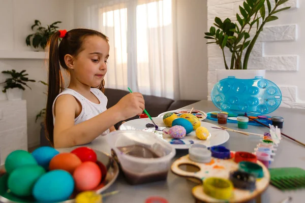 Celebração Férias Páscoa Menina Bonito Criança Pequena Feliz Perto Ovos — Fotografia de Stock