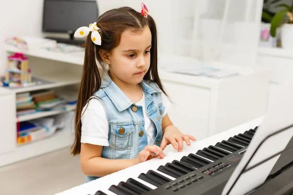 Cute Little Girl Plays Piano Synthesizer Training Education School Aesthetic — Stock Photo, Image