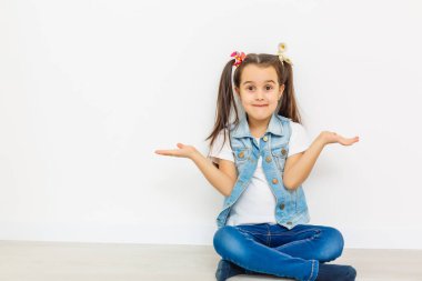 Sevimli kız beyaz izole harika vakit geçiriyor