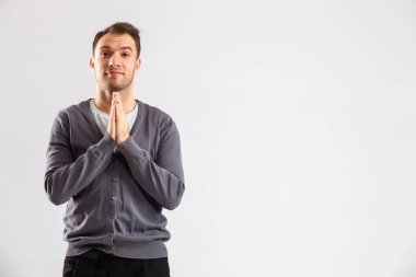 Gri arkaplan üzerinde düşünen adam