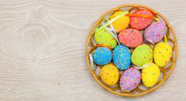 Beyaz arka planda pastel renklerle boyanmış Paskalya yumurtaları.