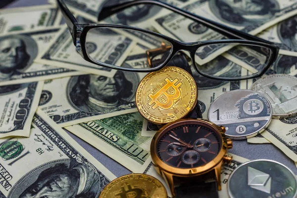 Bitcoin Monedas Bitcoin Reloj Inteligente Colocado Fondo Dólar — Foto de Stock