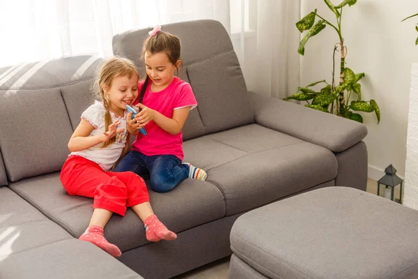 Personas Niños Tecnología Amigos Concepto Amistad Niñas Felices Sentadas Sofá — Foto de Stock