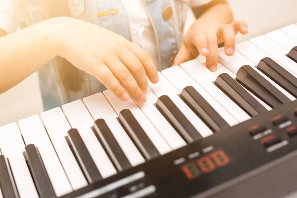 피아노 건반에 아이의 — 스톡 사진