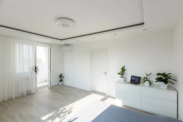 Laptop White Shelf Design Elegant Personal Accessories Botany Minimalistic Home — Fotografia de Stock
