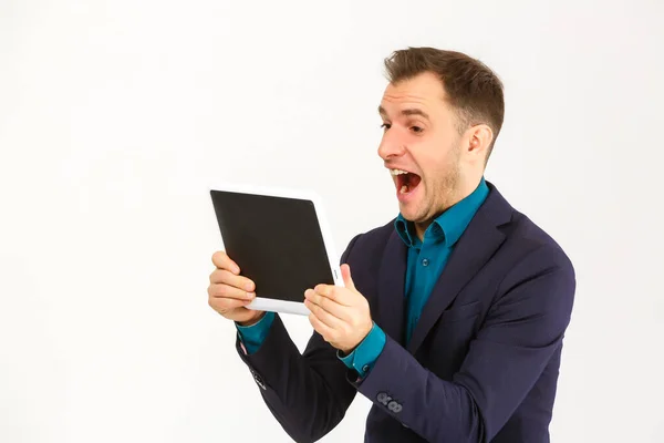 Sorridente Giovane Uomo Utilizzando Tablet Computer Uno Sfondo Bianco — Foto Stock