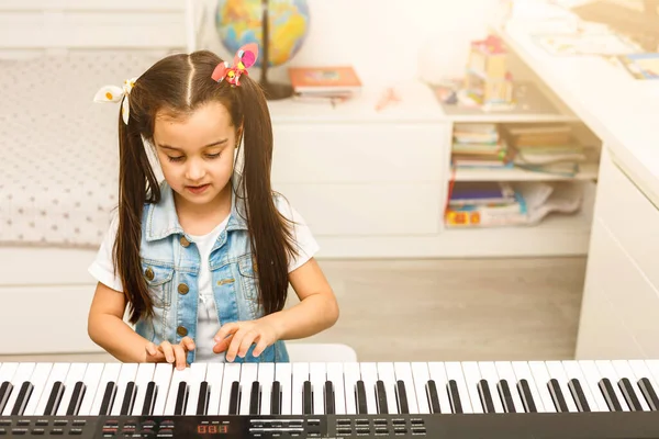 ピアノの練習中の女の子 — ストック写真