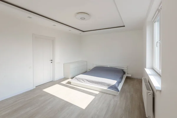 Einzelnes Holzbett Und Decke Neben Stilvollem Holzschrank Eleganten Schlafzimmer — Stockfoto