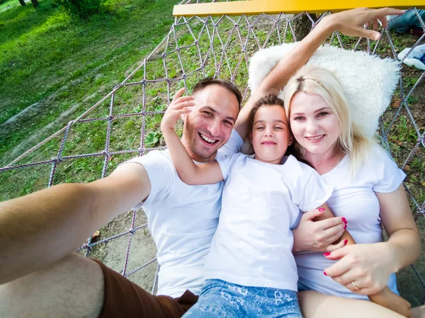 Familie Liggen Ontspannen Samen Een Hangmat Tijdens Een Zonnige Zomerdag — Stockfoto
