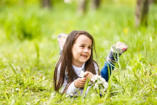 Портрет Улыбающейся Маленькой Девочки Лежащей Зеленой Траве — стоковое фото