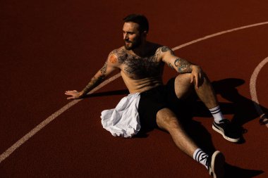 Genç sporcu antrenmandan sonra biraz ara ver. Fitness, spor ve yaşam tarzı konsepti.