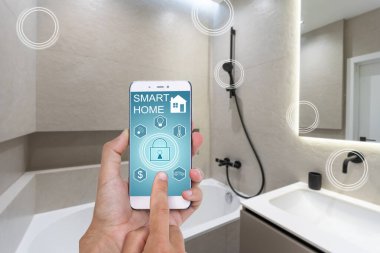 Telefon ile app akıllı ev perde Oda evde tutan eller.