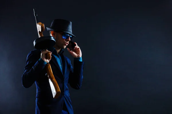 Genç Gangster Karanlıkta Şapka Ile Düşük Anahtar Portresi — Stok fotoğraf