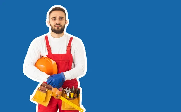 男人的任何工作 专业修理工 建筑技术和建筑 人类建造房屋 熟练的建筑师修理和修理 蓝色背景的工人 穿着工作服的建筑工人 — 图库照片