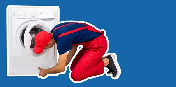 Reparateur Arbeiderspak Met Professionele Gereedschapskist Bevestigt Wasmachine Een Blauwe Achtergrond — Stockfoto