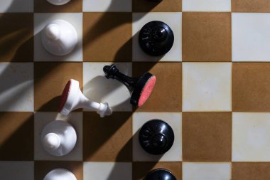 Fikirler, rekabet ve strateji için satranç tahtası oyunu, iş başarısı konsepti.