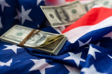 Amerikan bayrağı ve banknot doları.