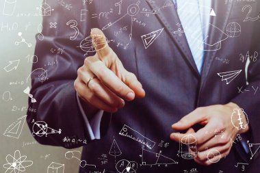 Matematiksel ve bilimsel formülleri olan öğrenci ya da öğretmen. Eğitim kavramları. Sanal bir arayüzde semboller ve denklemler. Çift pozlama.