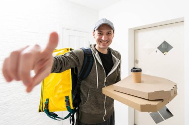 karton kutu ile yakışıklı teslimatçı portresi yüksek açı