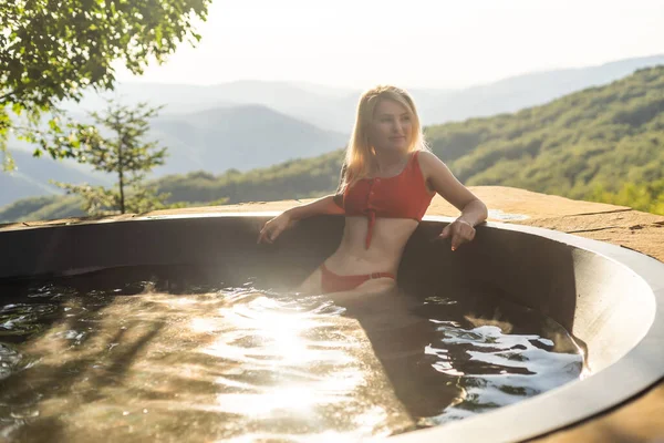 Young Woman Bikini Bathing Japanese Style Bath Outdoors Mountain Resort — Stockfoto