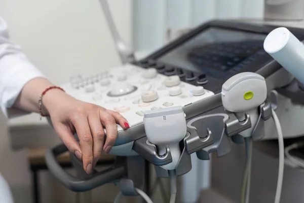 병원에서 초음파 장비를 사용하여 자격을 전문가 — 스톡 사진