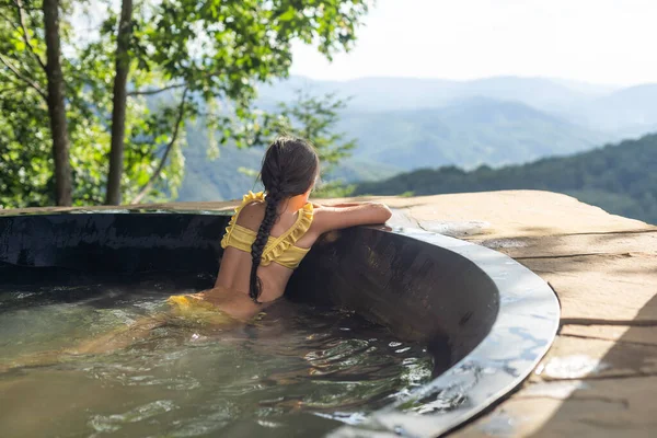 Little Girl Hot Tub Mountains Summer — Zdjęcie stockowe