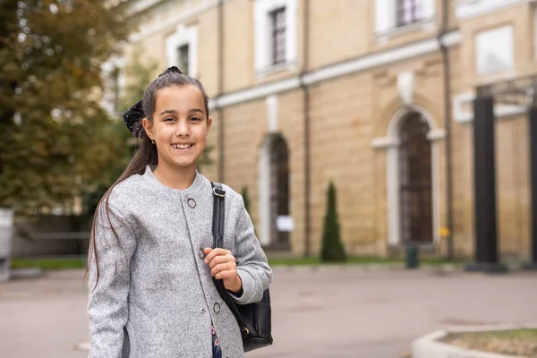 Genç Bir Kız Sırt Çantasıyla Okula Gider Genç Bir Öğrenci — Stok fotoğraf