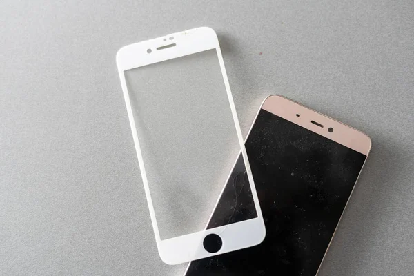 Seseorang Menempatkan Kaca Pelindung Atau Film Pada Smartphone Menyalin Ruang — Stok Foto