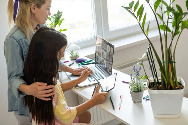 Neşeli Küçük Liseli Kız Evde Dizüstü Bilgisayarla Öğretmenle Konuşurken Yanında — Stok fotoğraf
