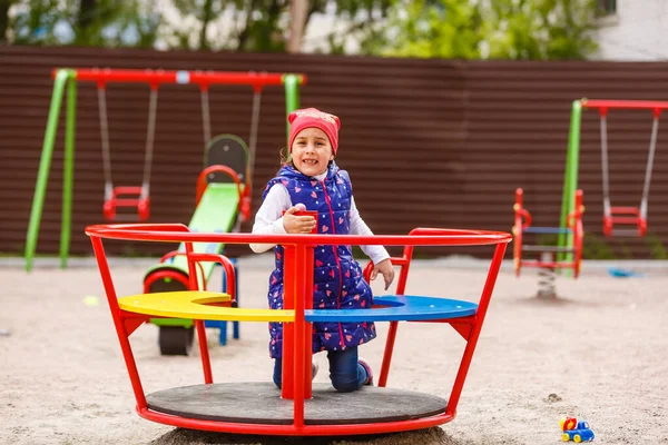 Menina Ativa Brincando Playground — Fotografia de Stock