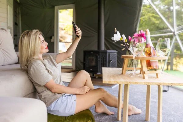 地理穹顶帐篷里有智能手机的女人 — 图库照片