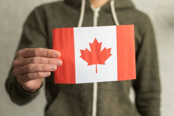 Kanada Bayrağı Beyaz Ellerde — Stok fotoğraf