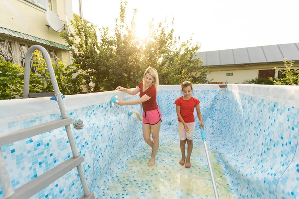 Mother Daughter Cleaning Swimming Pool Garden — Photo