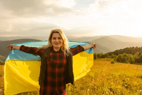 Eine Frau Mit Einer Fahne Der Ukraine Ukraine Schwenkt Flagge — Stockfoto