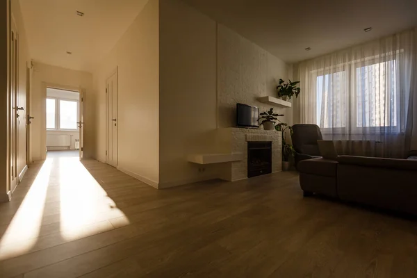 Modernes Wohnzimmer Mit Kamin Sofa Balkon Und Teppichboden — Stockfoto