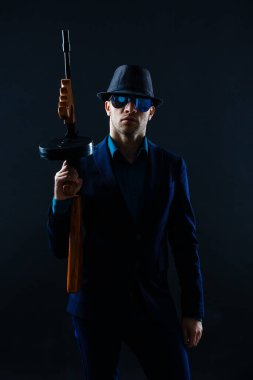 Genç gangster karanlıkta şapka ile düşük anahtar portresi