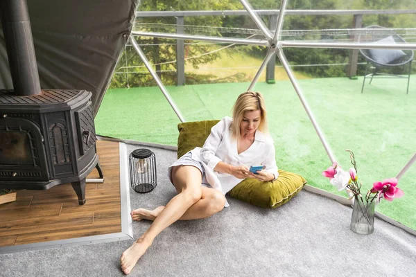 Donna Con Smartphone Tenda Cupola — Foto Stock