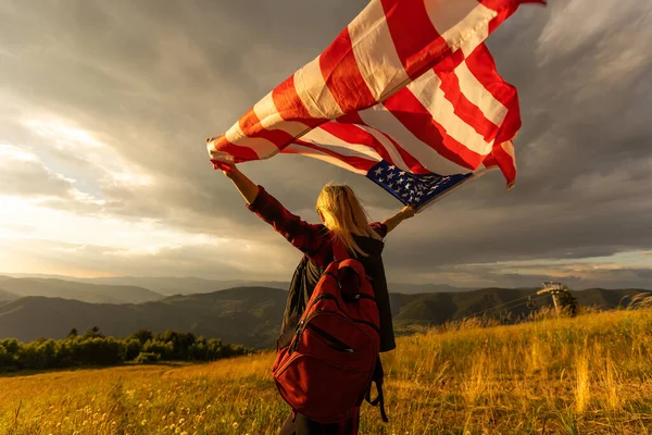 Mujer Sosteniendo Bandera Cima Montaña Disfruta Vista Las Colinas Rocas —  Fotos de Stock