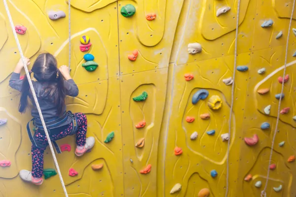 Kleines Mädchen Klettert Drinnen Einer Felswand — Stockfoto
