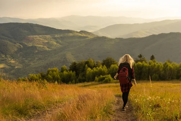 Sırt Çantalı Kadın Dağdaki Manzaranın Tadını Çıkar — Stok fotoğraf