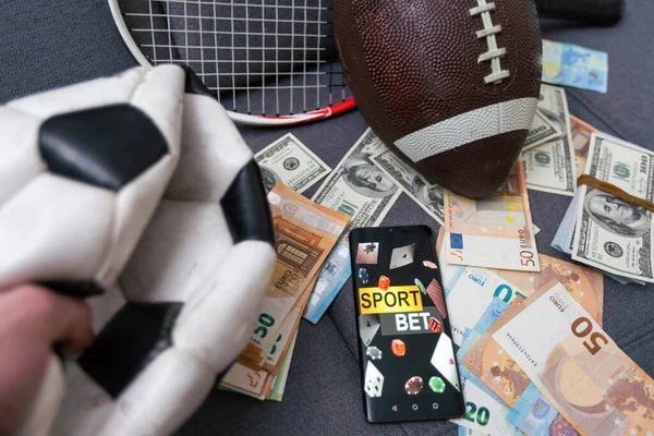 Online Sportovní Sázení Dolary Padají Pozadí Ruky Chytrým Telefonem Fotbalovým — Stock fotografie