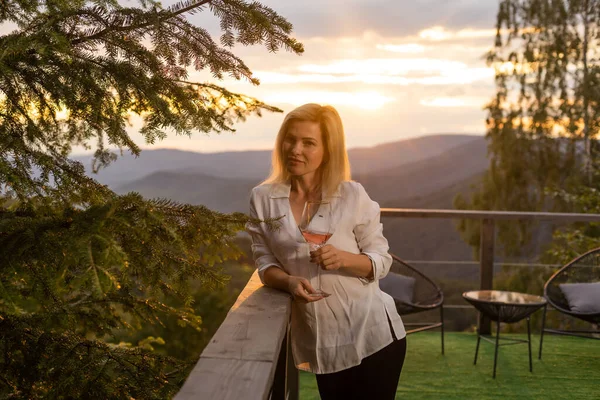 Frau Hält Glas Weißwein Über Schöne Berglandschaft Und Sonnenuntergang — Stockfoto