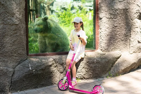 Petite Fille Sur Scooter Zoo — Photo