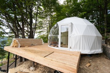 the process of building a dome tent in the mountains.