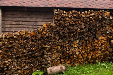Evi ısıtmak için hazırlanmış odun yığını, kışın ısınmak için toplanmış odun yığını, yığılmış odun yığını ve kış için hazırlanmış odun yığını..